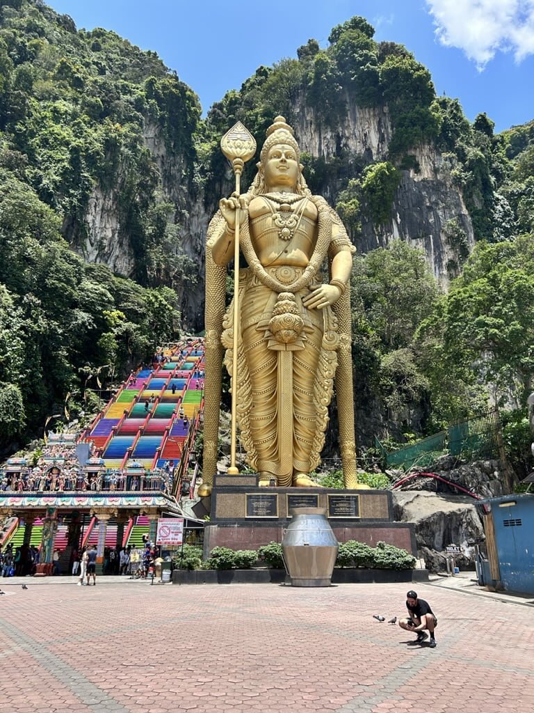 wielki złoty posąg Murugana przed wejściem do Batu Caves