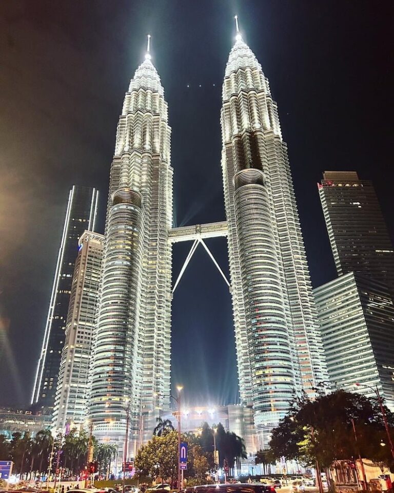 Bliźniacze wieże Petronas zdjęcie w nocy - 1 z top 3 miejsca w Kuala Lumpur