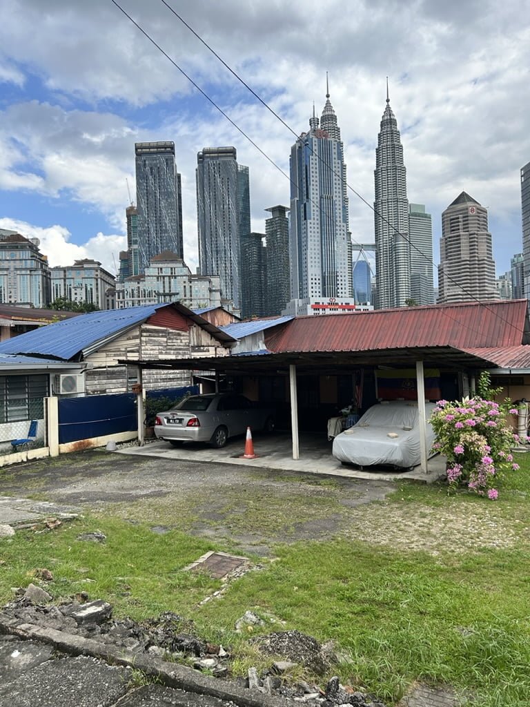 Kampung Baru - niesamowita dzielnica w Kuala Lumpur. Małe domki z widokiem na wieżowce