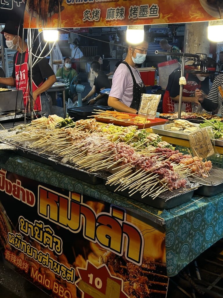 Chiang Mai - miasto na północy Tajlandii z bogatą historią 1 nocny targ chiang mai night market