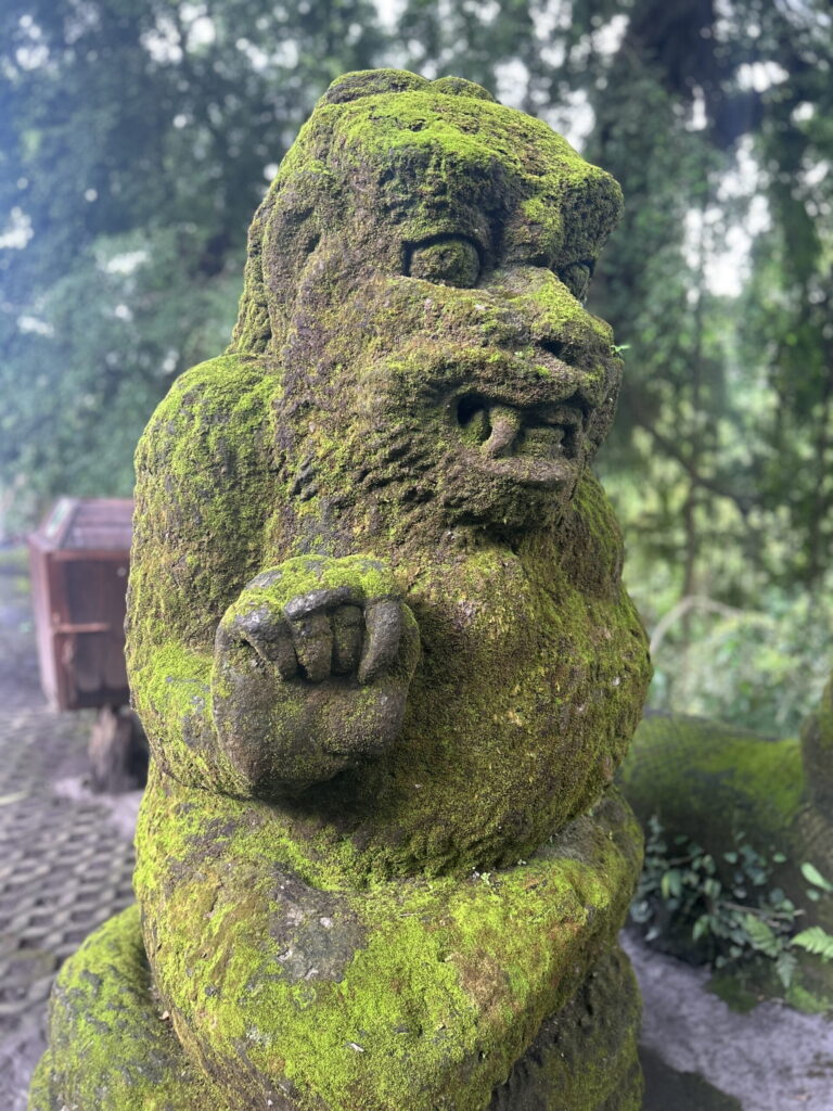 posąg małpy w monkey forest Ubud Bali