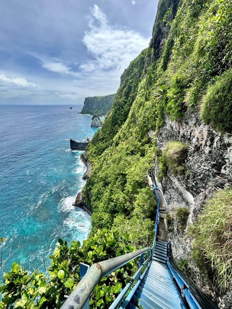 Wodospad Guyangan Nusa Penida - Odkryj ukrytą perełkę 1 Wodospad Guyangan droga do wodospadu przez gory z widokiem na ocean