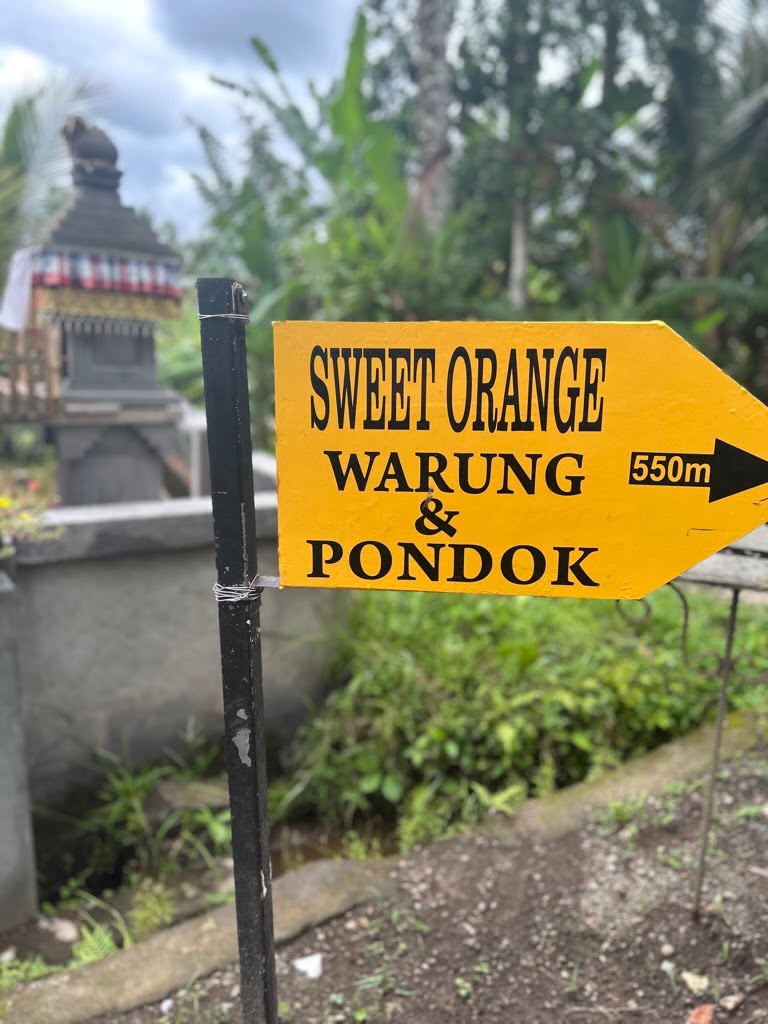 Drogowskaz wskazujący kierunek Sweet Orange Walk Trail Ubud na Bali