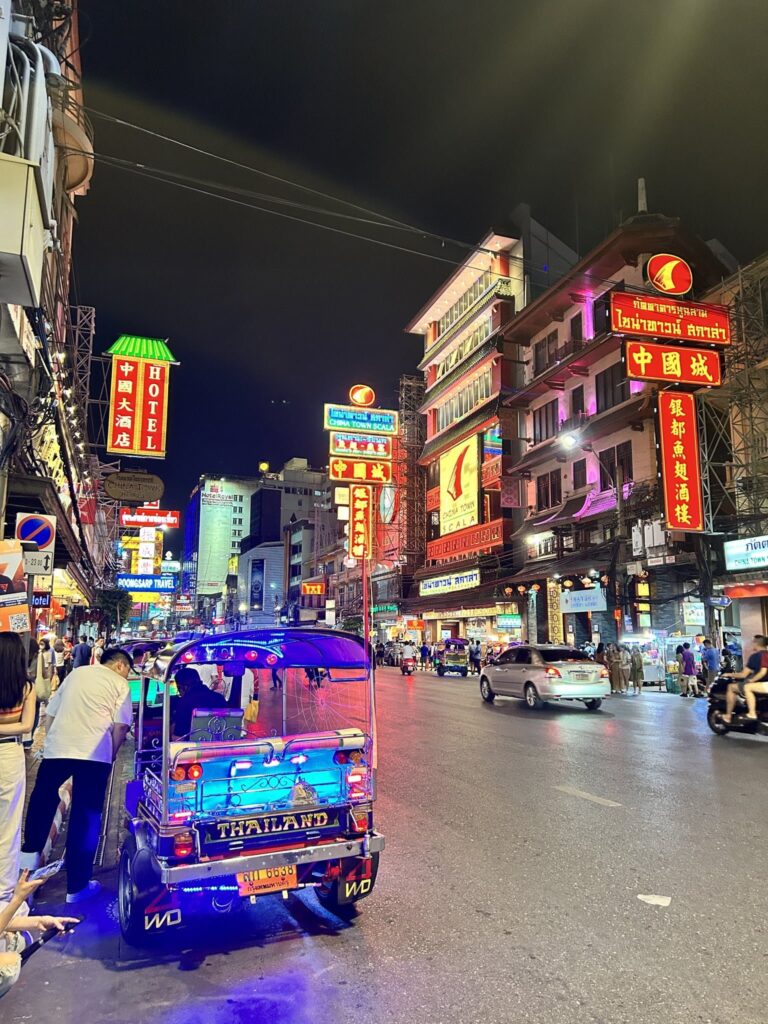 Chinatown w Bangkoku kolorowa ulica na której kupisz wszystko