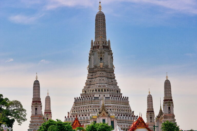 wat arun świątynia z czterema wieżami