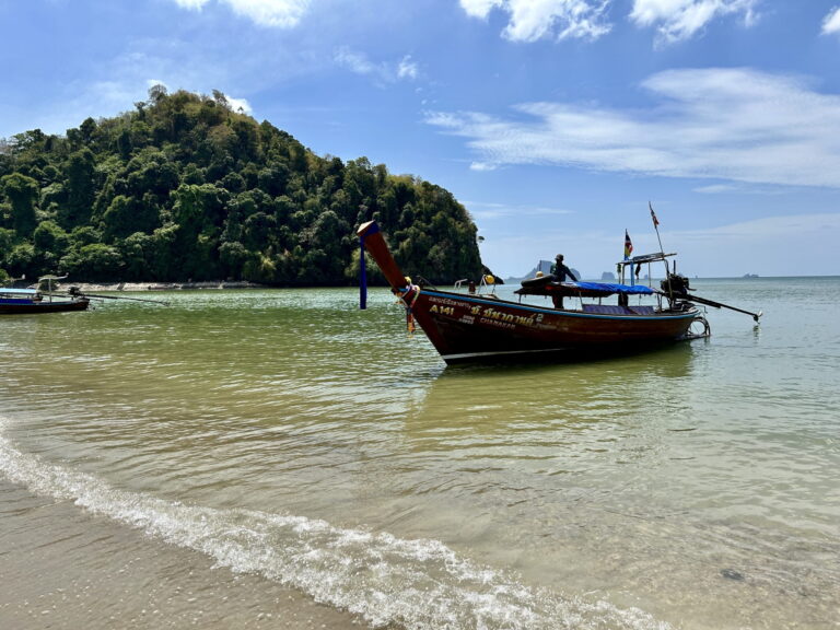 Ao Nang w prowincji Krabi Tajlandia, to miejsce z pięknymi plażami i ciekawymi formacjami skalnymi.
