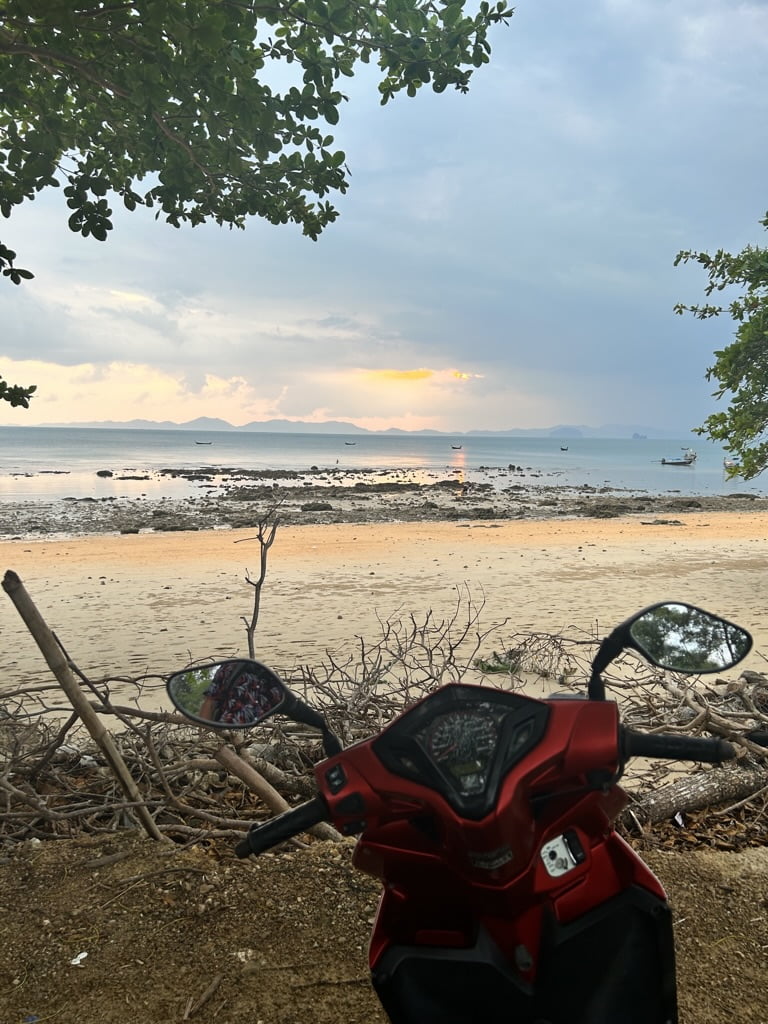 Jak poruszać się po Krabi? - 5 metod 2 widok na skuter i plaże podczas odpływu i zachodzącego słońca - jak poruszać się po Krabi