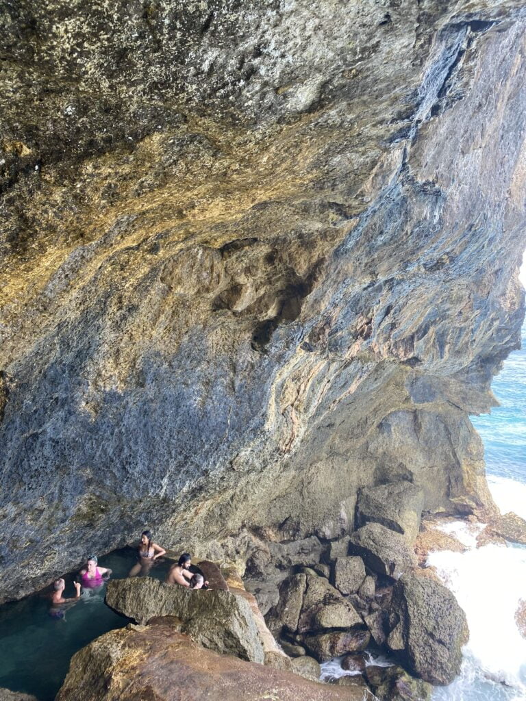 Wodospad Guyangan Nusa Penida - Odkryj ukrytą perełkę 3 ludzie kąpiący się w basenach skalnych na Bali