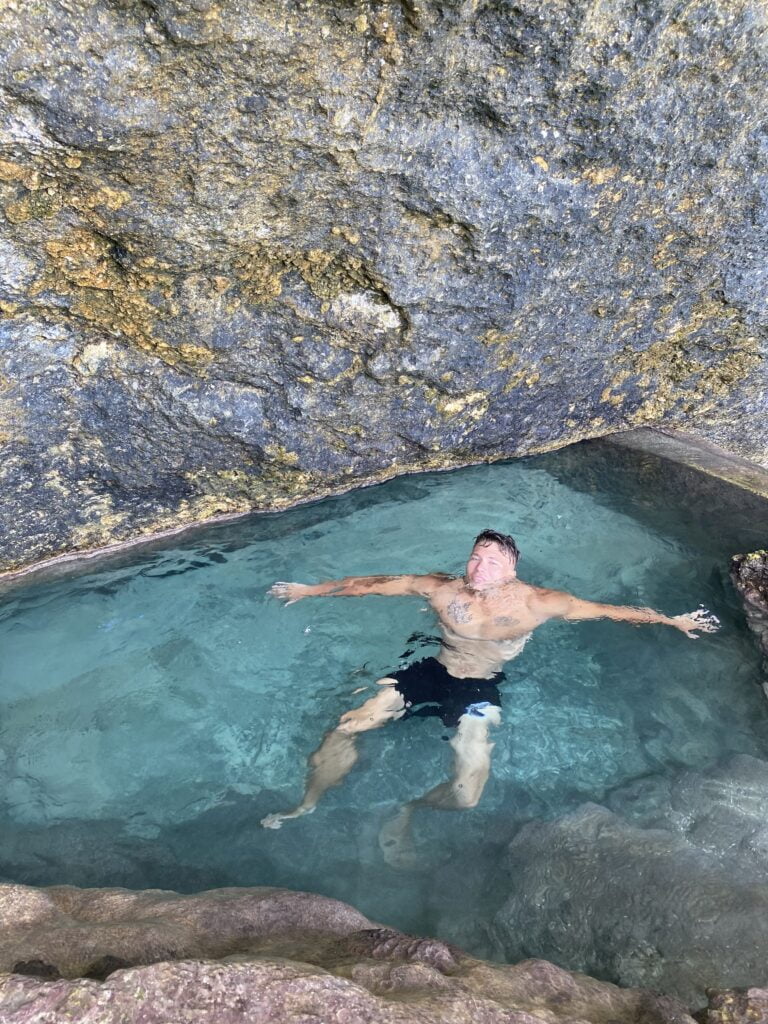 Wodospad Guyangan Nusa Penida - Odkryj ukrytą perełkę 2 Jan Gulczyński w basenie Guyangan nad oceanem na Bali - Nusa Penida