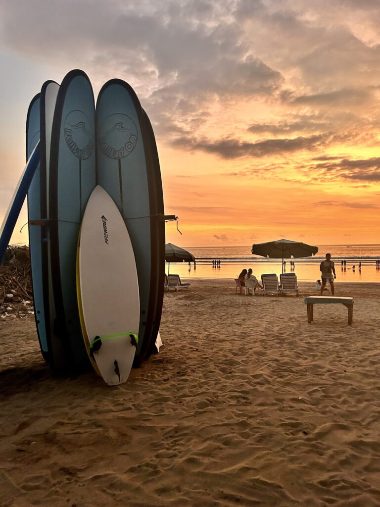 prawdziwe bali to relaks pod koniec dnia na plaży z widokiem na zachód słońca