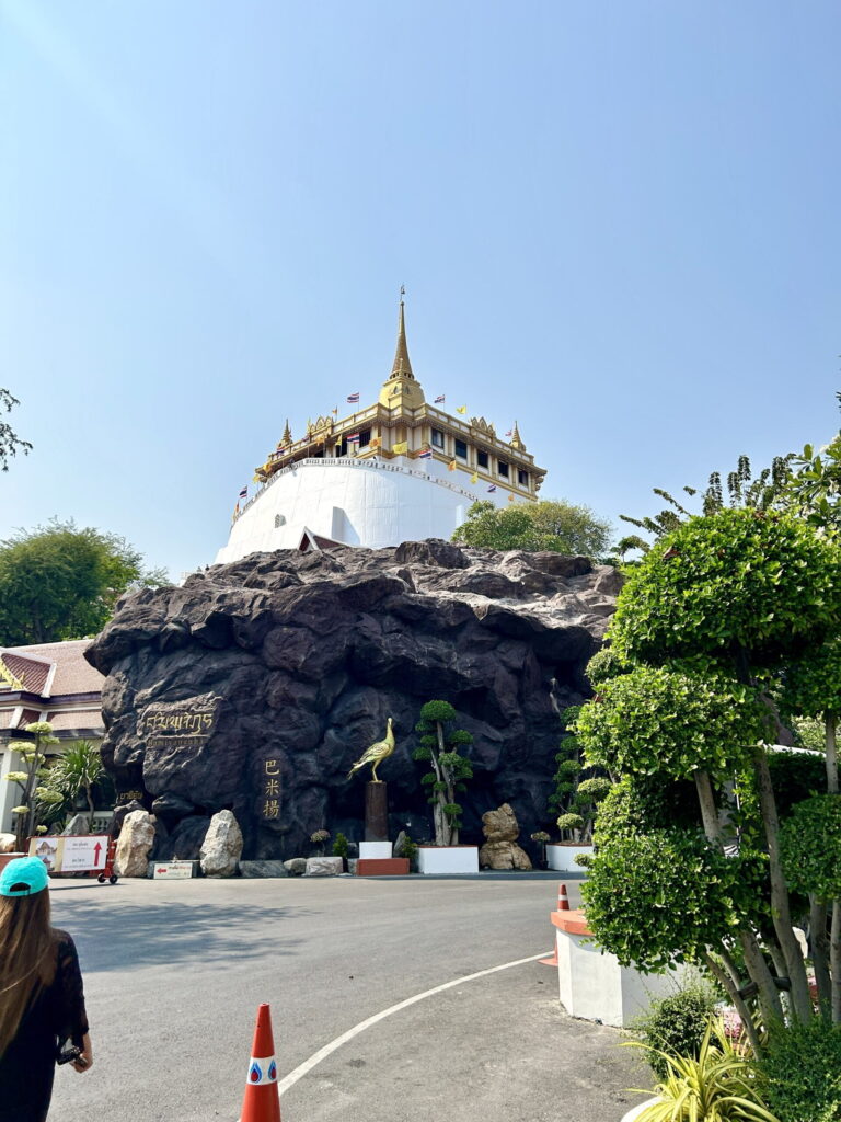 wat saket widok z dołu, świątynia Buddyjska w Bangkoku