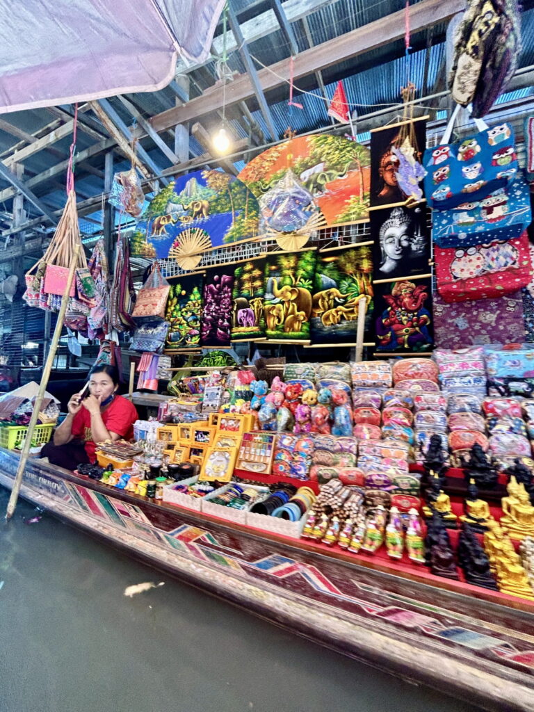 zobacz rękodzieła na pływającym targu w Bangkoku