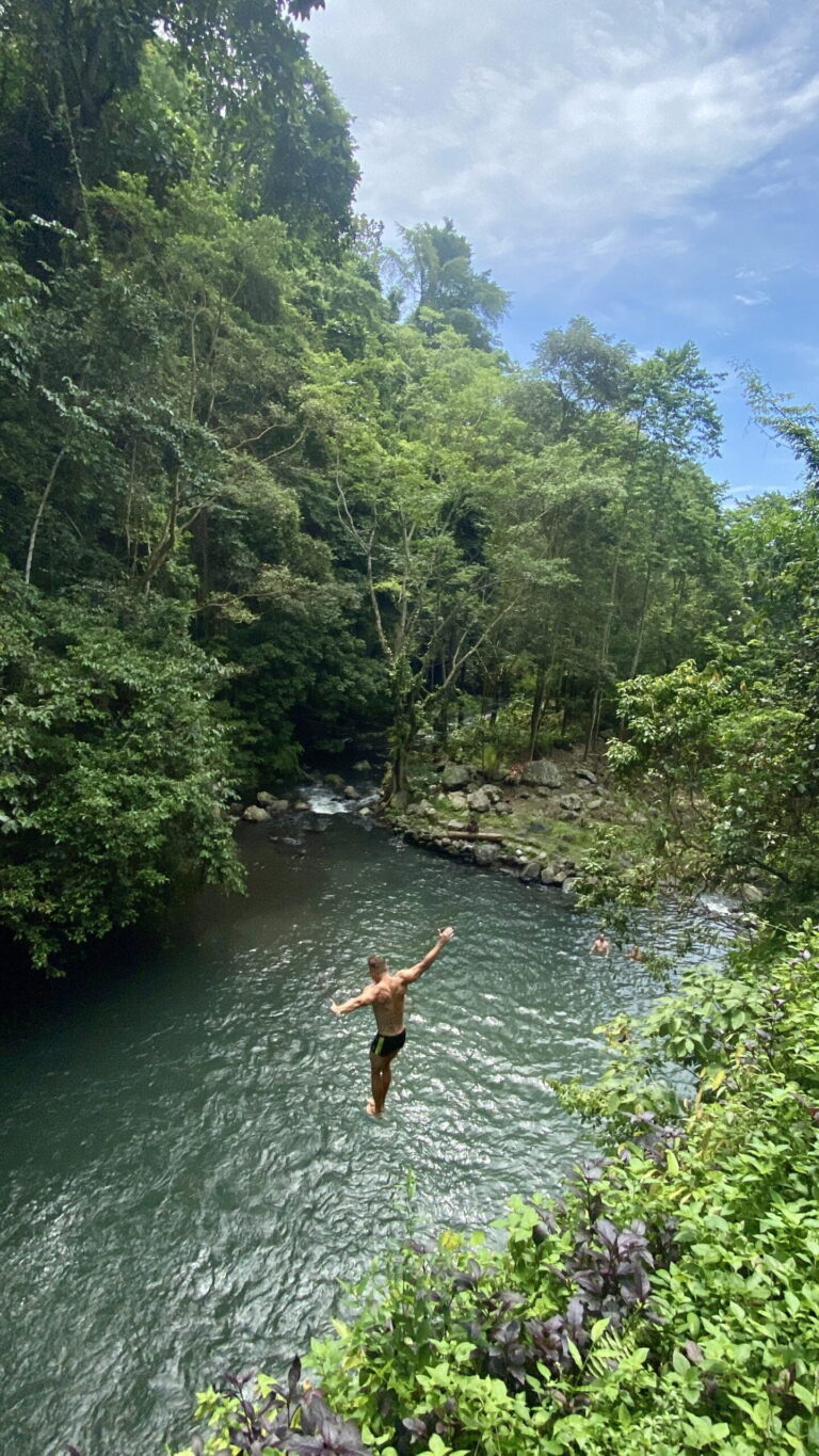 skok do wodospadu w Aling Aling na Bali