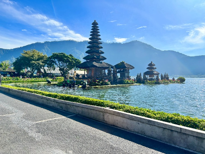 najpiękniejsza świątynia na Bali - świątynia nad jeziorem przy górach
