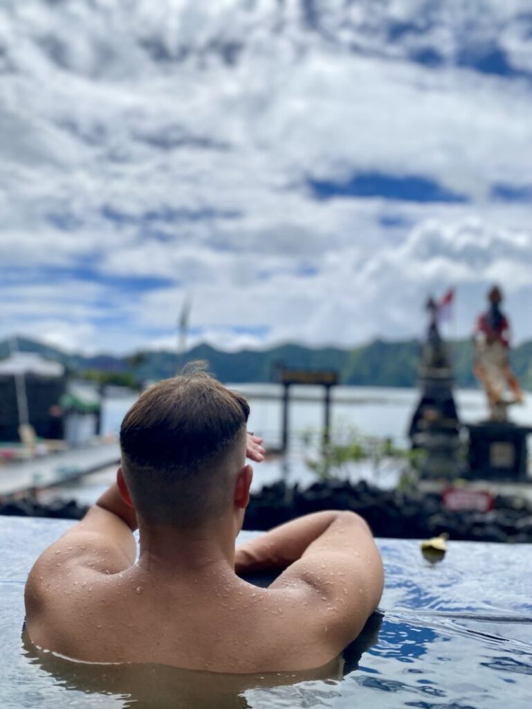 Dlaczego warto podróżować - Inwestuj w najlepsze wspomnienia 4 piękny widok z gorących źródeł na Bali