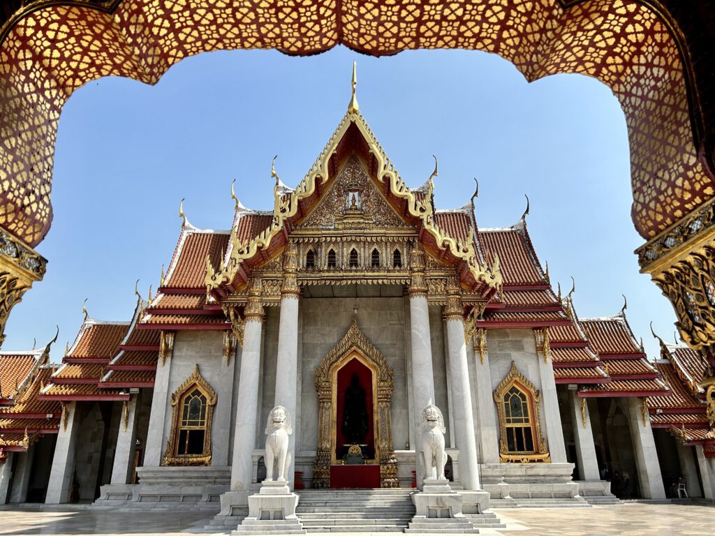 Bali czy Tajlandia - Gdzie polecieć na wakacje marzeń? 5 piękna Buddyjska świątynia w Bangkoku
