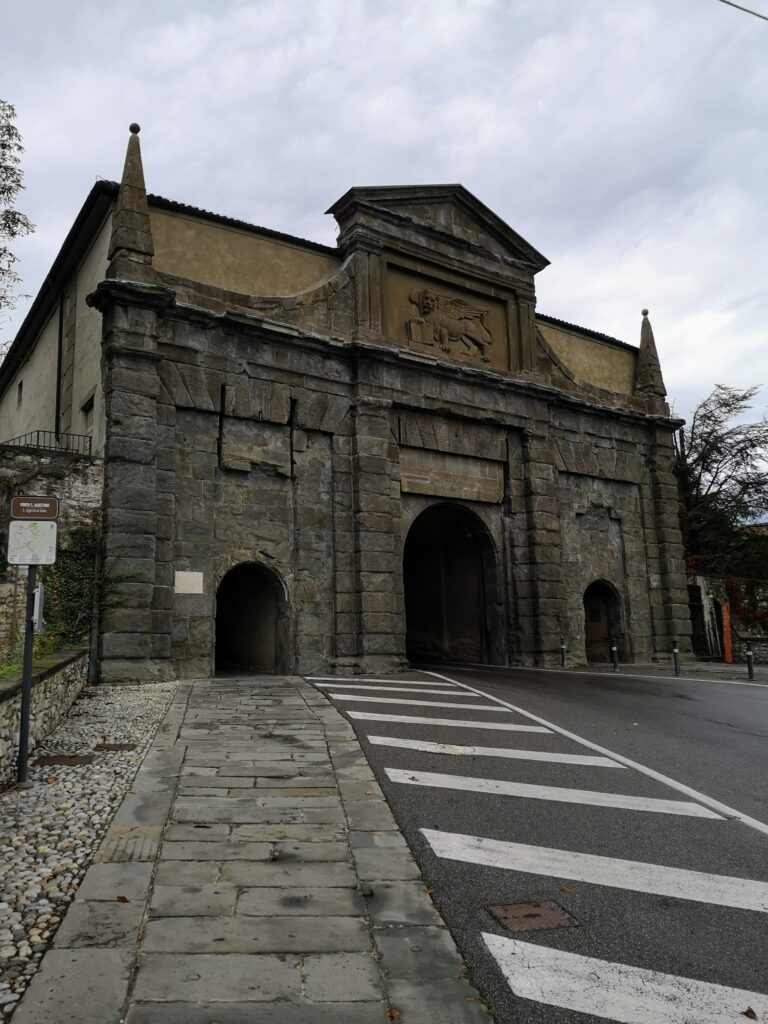 Co zobaczyć w Bergamo? - Brama w Bergamo prowadząca na górne miasto