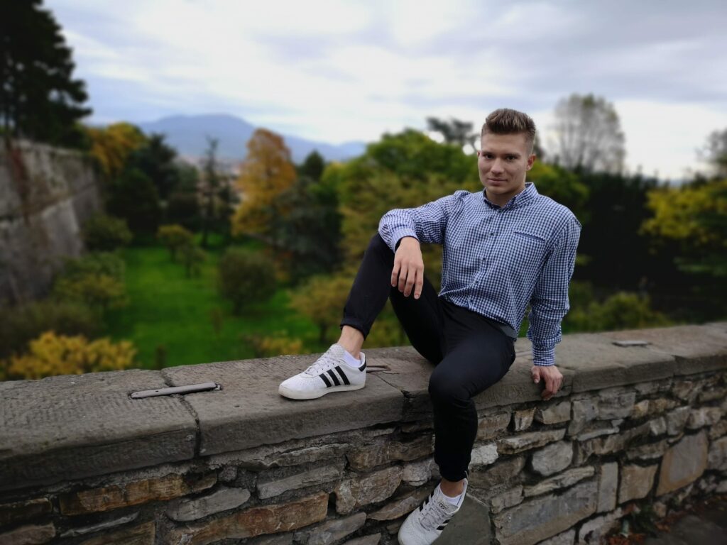 Jan Gulczyński - Inspiracje podróżnicze w Bergamo 2019 rok, w tle drzewa i góry