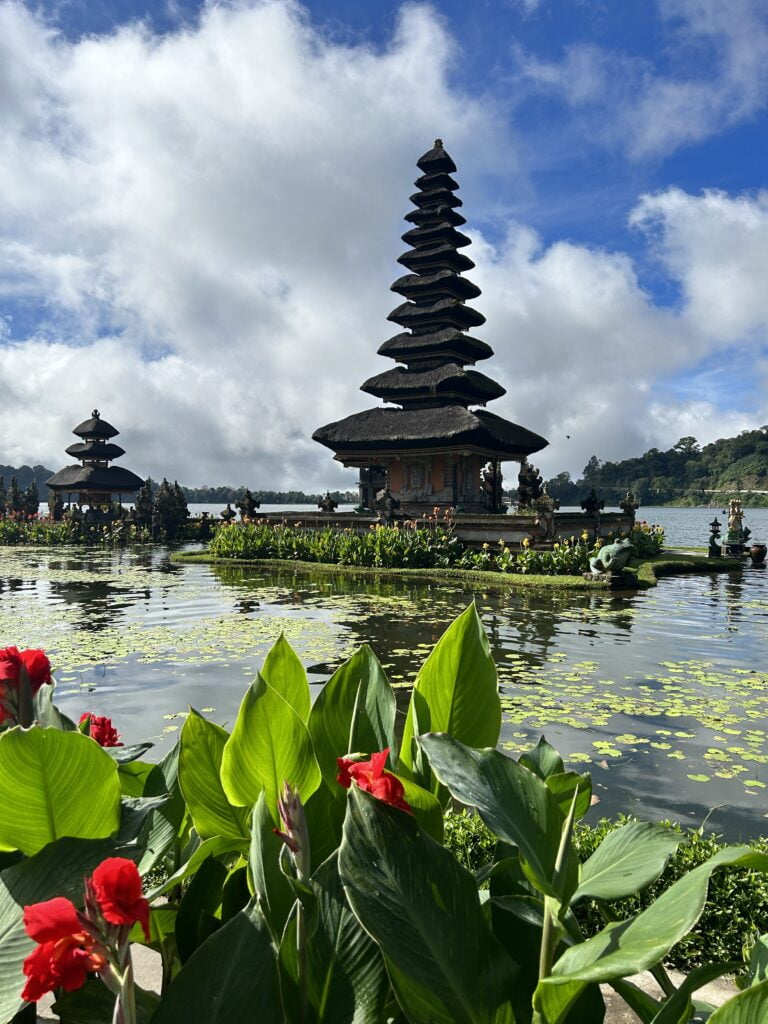 świątynia na Bali nad jeziorem w górach - Pura Ulun Danu Bratan