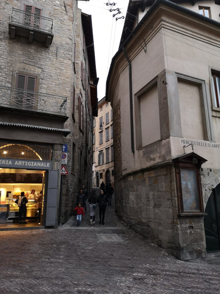 ciasne uliczki w górnym mieście Bergamo