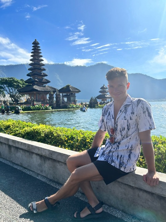 Jan Gulczyński nad jeziorem przy świątyni na Bali