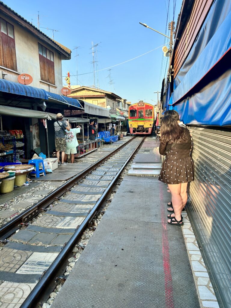 Zakupy z Adrenaliną: Targ na Torach w Bangkoku 2 nadjeżdżający pociąg na targu