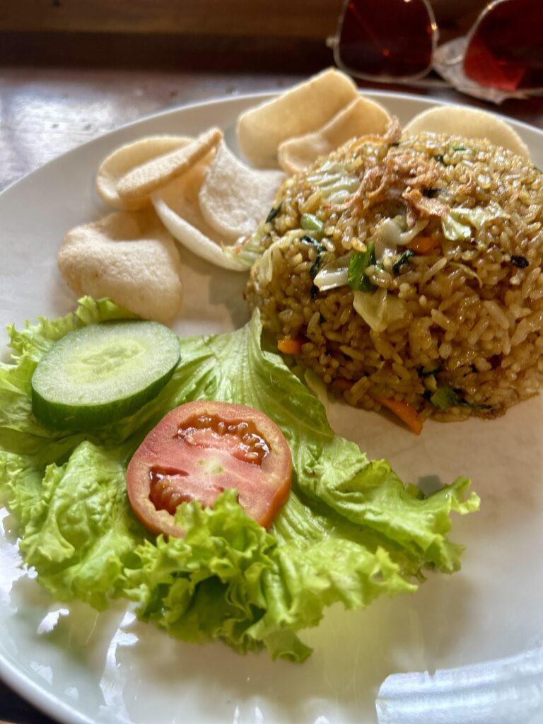 Jedzenie na Bali - tego musisz spróbować! 2 nasigoreng - jedzenie na bali w lokalnej restauracji