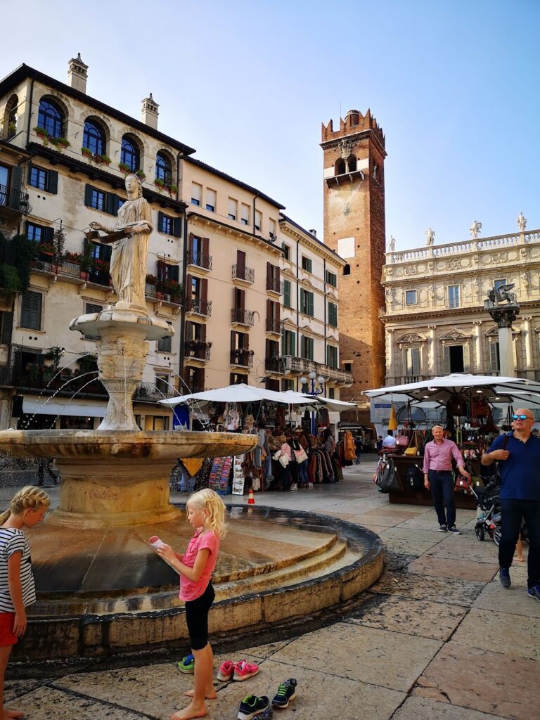Duży plac w Weronie warto go zobaczyć podczas wycieczki 