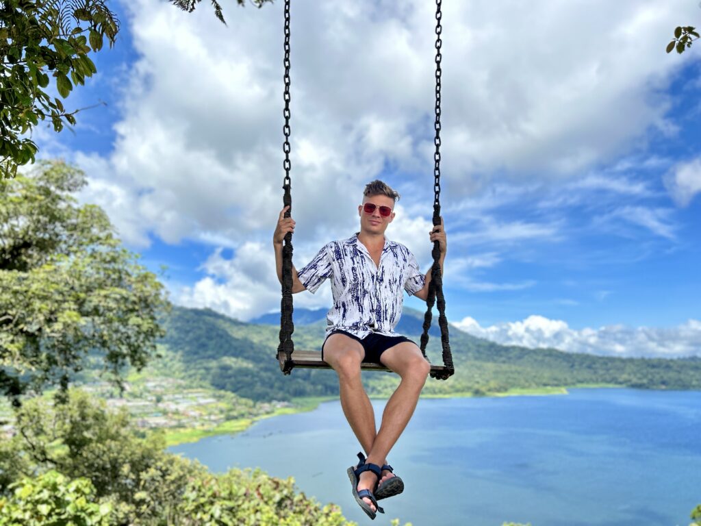 Inspiracje podróżnicze - Bali, Jan na huśtawce nad jeziorem na Bali - Instagramowe miejsce do zdjęć