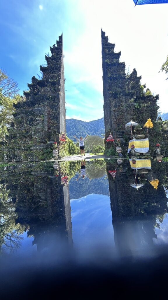 Handara Gate, Bedugul - Instaramowe miejsce na Bali - brama z górami w tle
