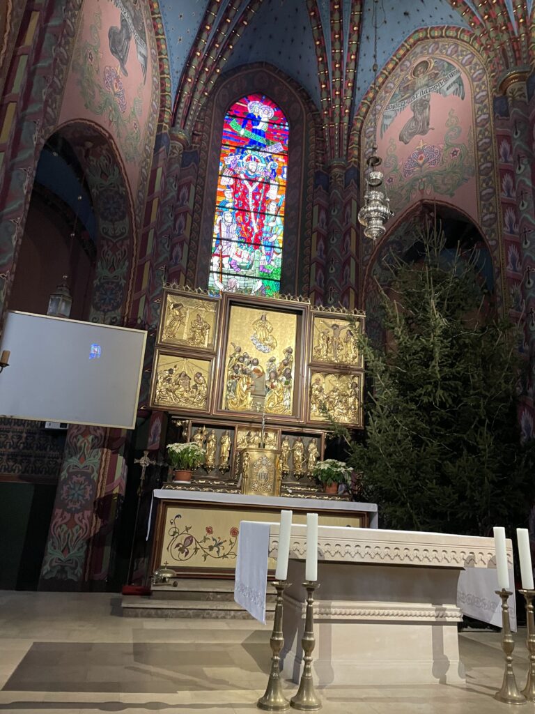 Kościół św. Wojciecha w Poznaniu: Świadectwo Czasu 2 ołtarz z witrażem w kościele św. Wojciecha w Poznaniu