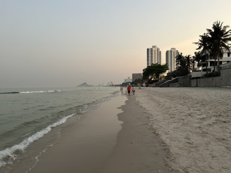 piaszczysta szeroka plaża w Hua Hin Tajlandia