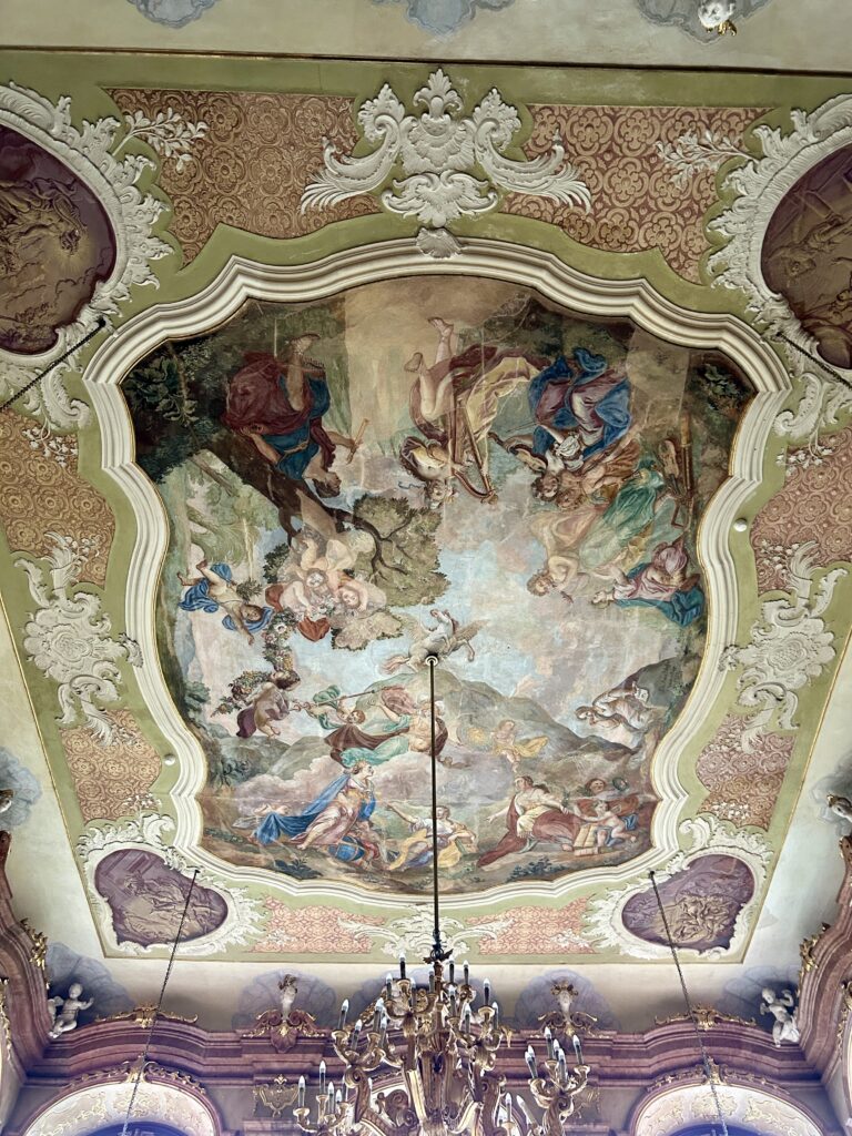 piękny zdobiony sufit w Zamku Ksiaż