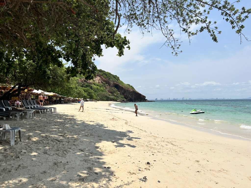 Ko Lan- mała rajska wyspa koło Pattaya w Tajlandii 2 malownicza plaża na wyspie Ko Lan