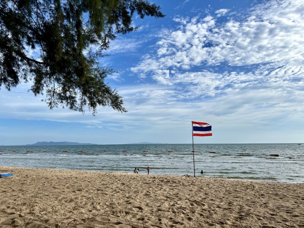 piaszczysta plaża w Pattaya z flaga Tajlandii