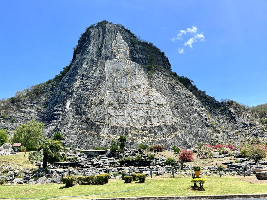 okolice pattaya wielki budda w skałach