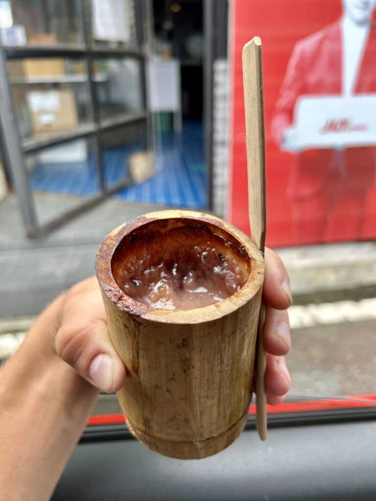 słodki ryż z mleczkiem kokosowym w bambusie - tajski przysmak