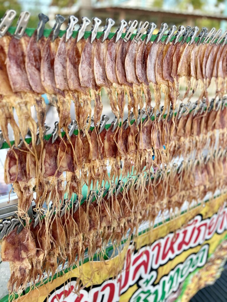 suszone ryby wystawione na sprzedaż nad brzegiem morza w Pattaya Tajlandia