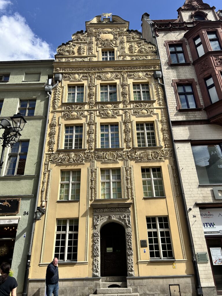 Rynek Staromiejski w Toruniu - historia, legendy, ciekawostki 8 Piękna kamienica i muzeum pod gwiazdą na rynku w Toruniu