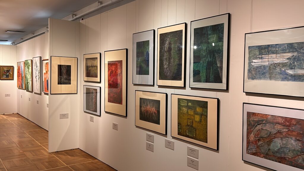 Rynek Staromiejski w Toruniu - historia, legendy, ciekawostki 5 ściana z obrazami sztuki nowoczesnej w ratuszu w Toruniu