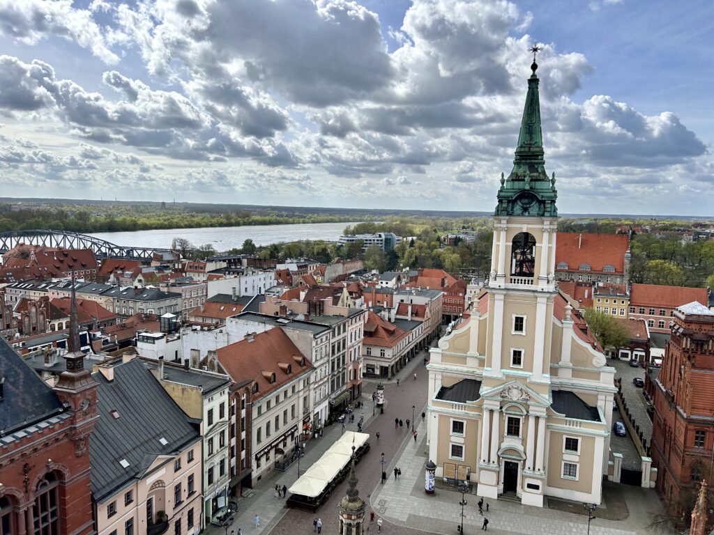 Rynek Staromiejski w Toruniu - historia, legendy, ciekawostki 6 widok z wieży ratuszowej na rynku staromiejskim w Toruniu
