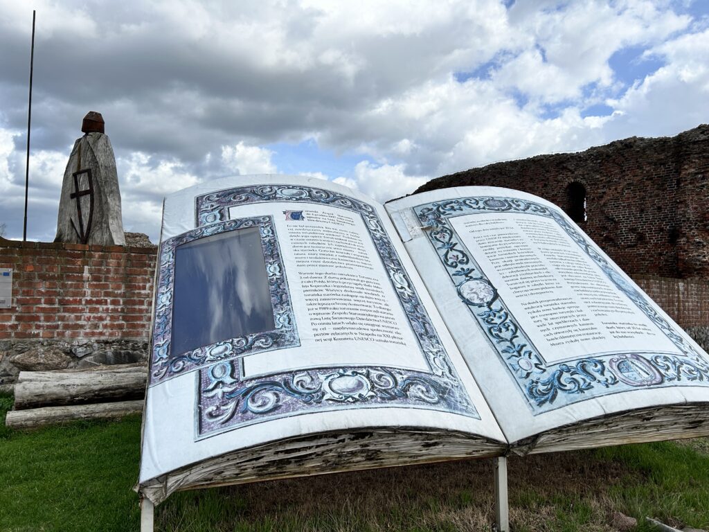 Ruiny zamku Krzyżackiego w Toruniu - historia, ciekawostki - czy warto odwiedzić? 2 księga przy ruinach zamku krzyżackiego w Toruniu