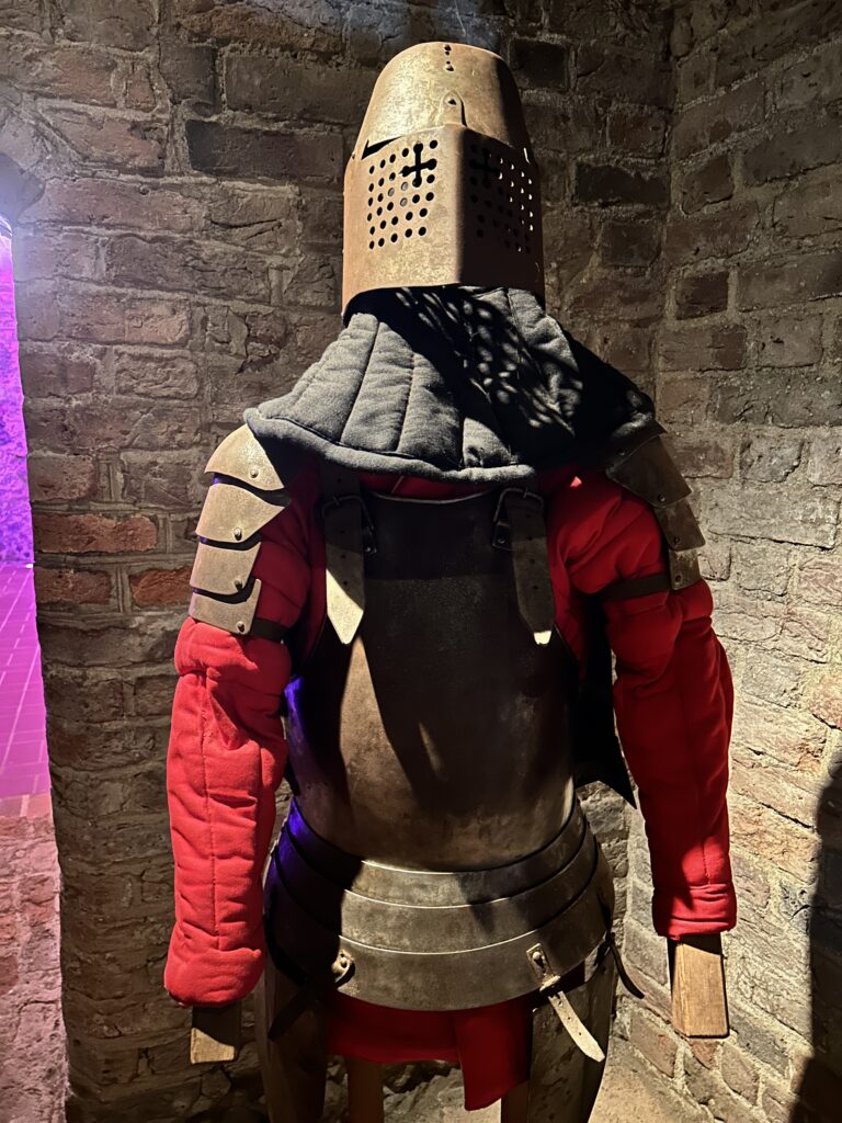 Ruiny zamku Krzyżackiego w Toruniu - historia, ciekawostki - czy warto odwiedzić? 9 zbroja rycerska w ruinach zamku krzyżackiego w Toruniu