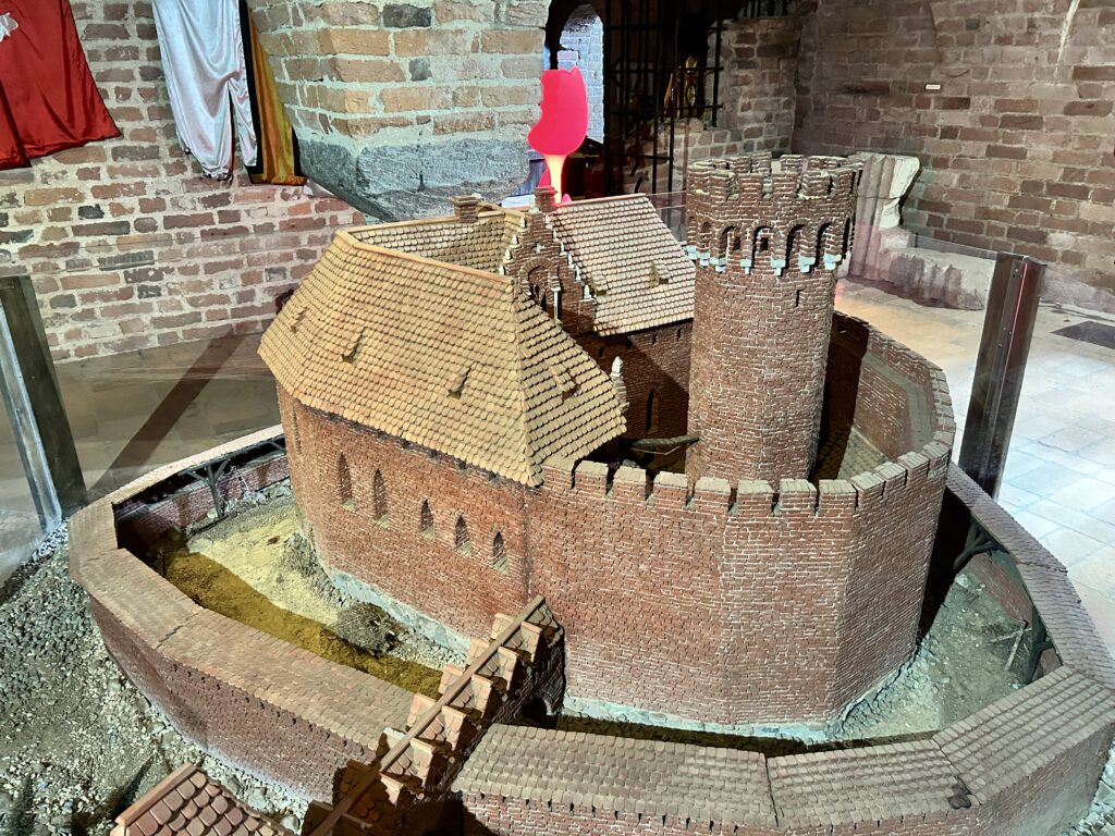 Ruiny zamku Krzyżackiego w Toruniu - historia, ciekawostki - czy warto odwiedzić? 4 makieta przedstawiająca jak wyglądał zamek krzyżacki w Toruniu