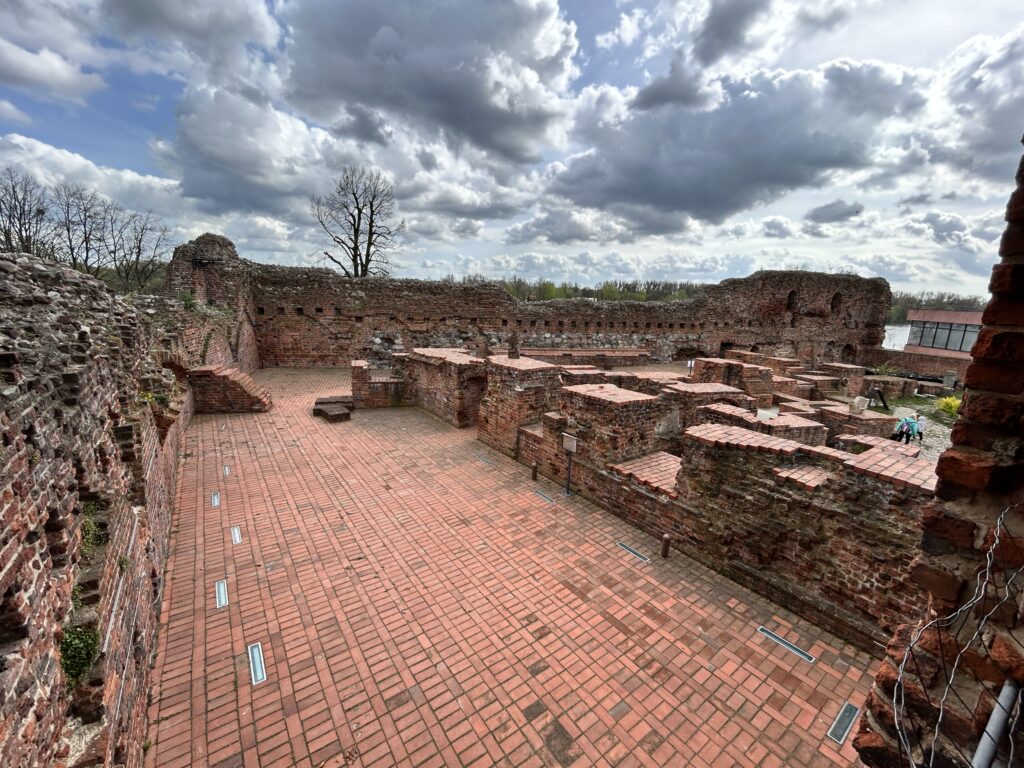 Ruiny zamku Krzyżackiego w Toruniu - historia, ciekawostki - czy warto odwiedzić? 7 fragment wnętrza ruin zamku krzyżackiego w Toruniu