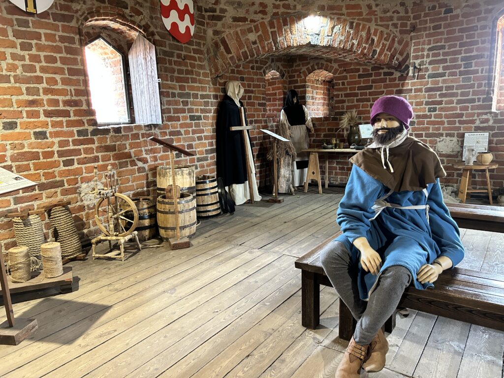 Ruiny zamku Krzyżackiego w Toruniu - historia, ciekawostki - czy warto odwiedzić? 6 znalezione elementy i wystawa w zamku krzyżackim Toruń