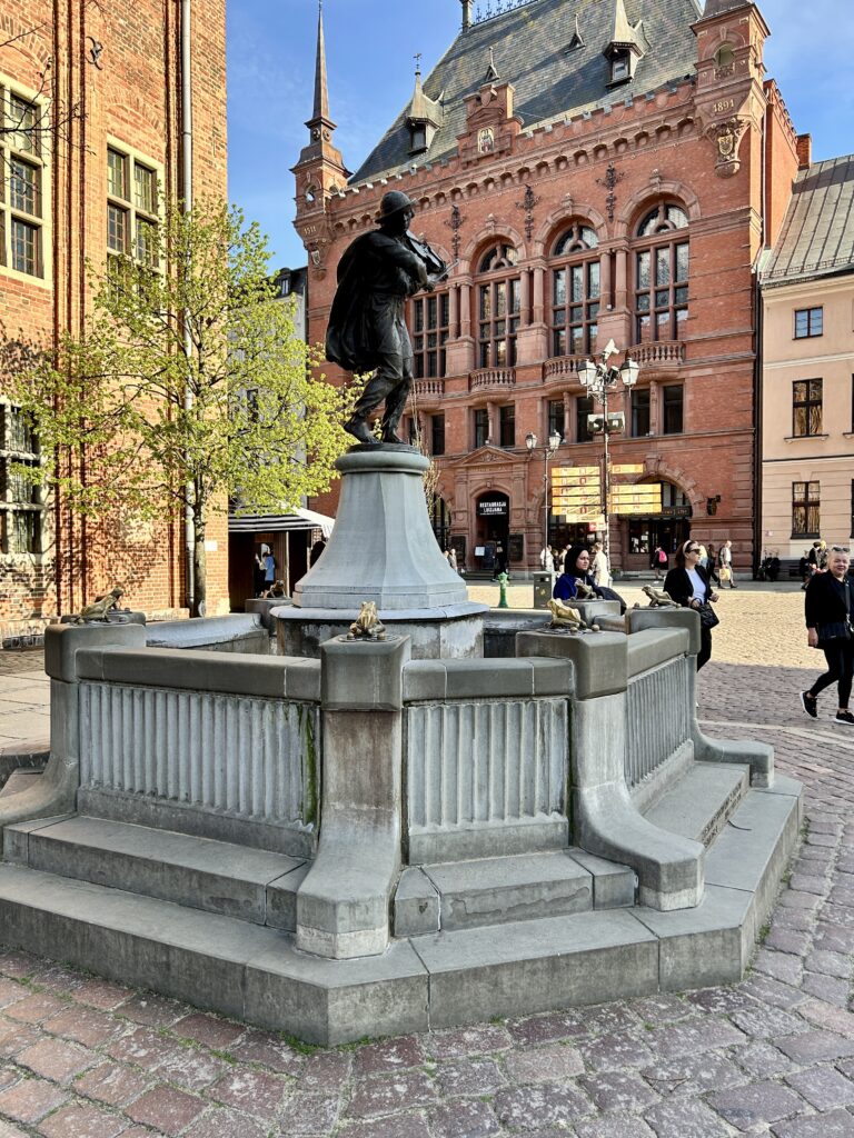 Rynek Staromiejski w Toruniu - historia, legendy, ciekawostki 3 Pomnik flisaka na rynku w Toruniu
