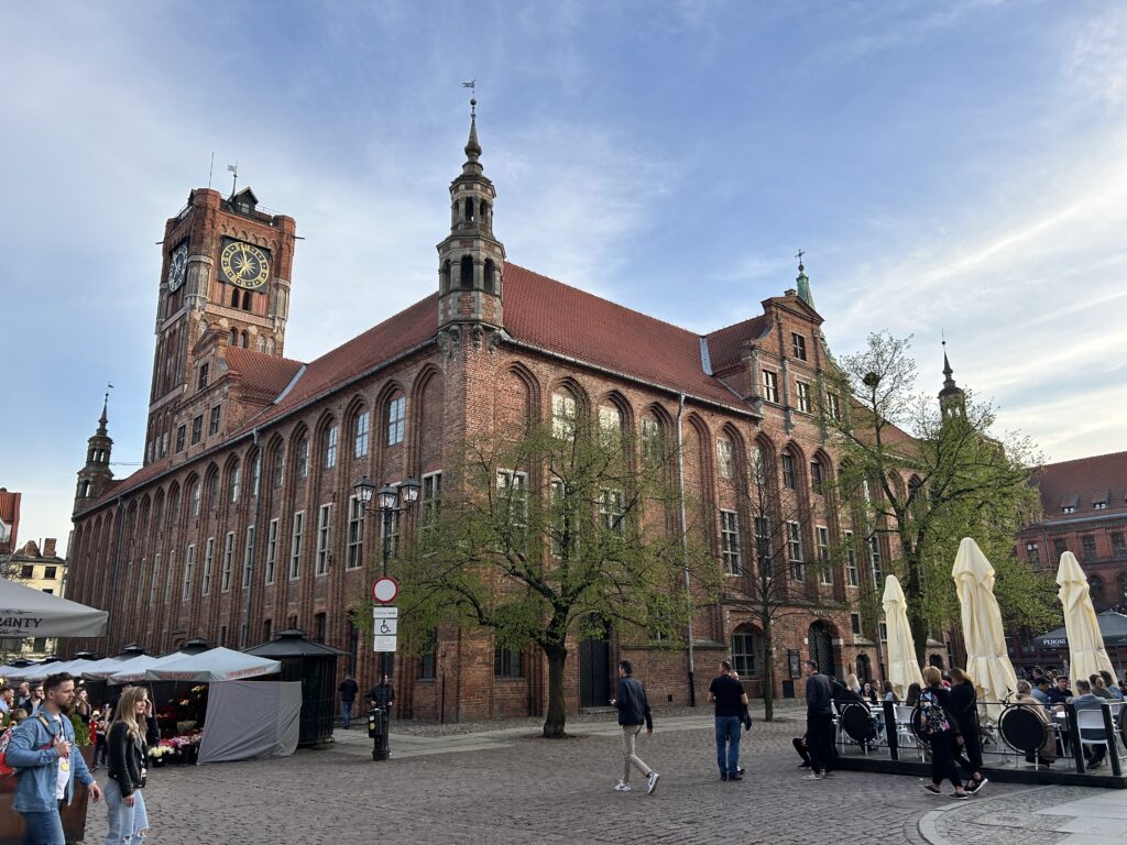 Rynek Staromiejski w Toruniu - historia, legendy, ciekawostki 2 ratusz z wieżą zegarową w Toruniu na rynku staromiejskim