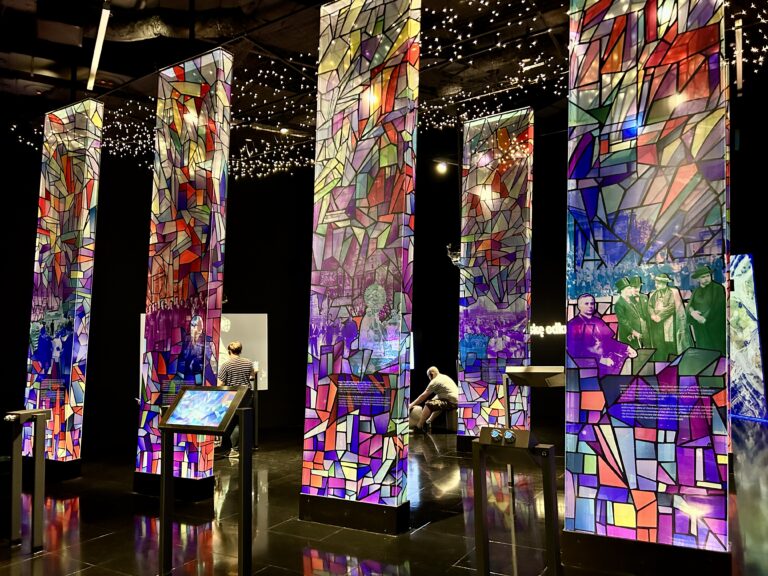 ekrany z historycznymi informacjami do zwiedzania w muzeum bramy Poznania