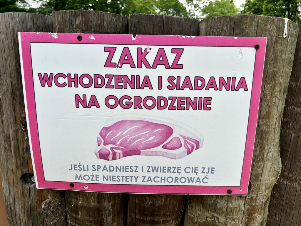 dbanie o zdrowie zwierząt - zabawna tabliczka - nowe ZOO w Poznaniu